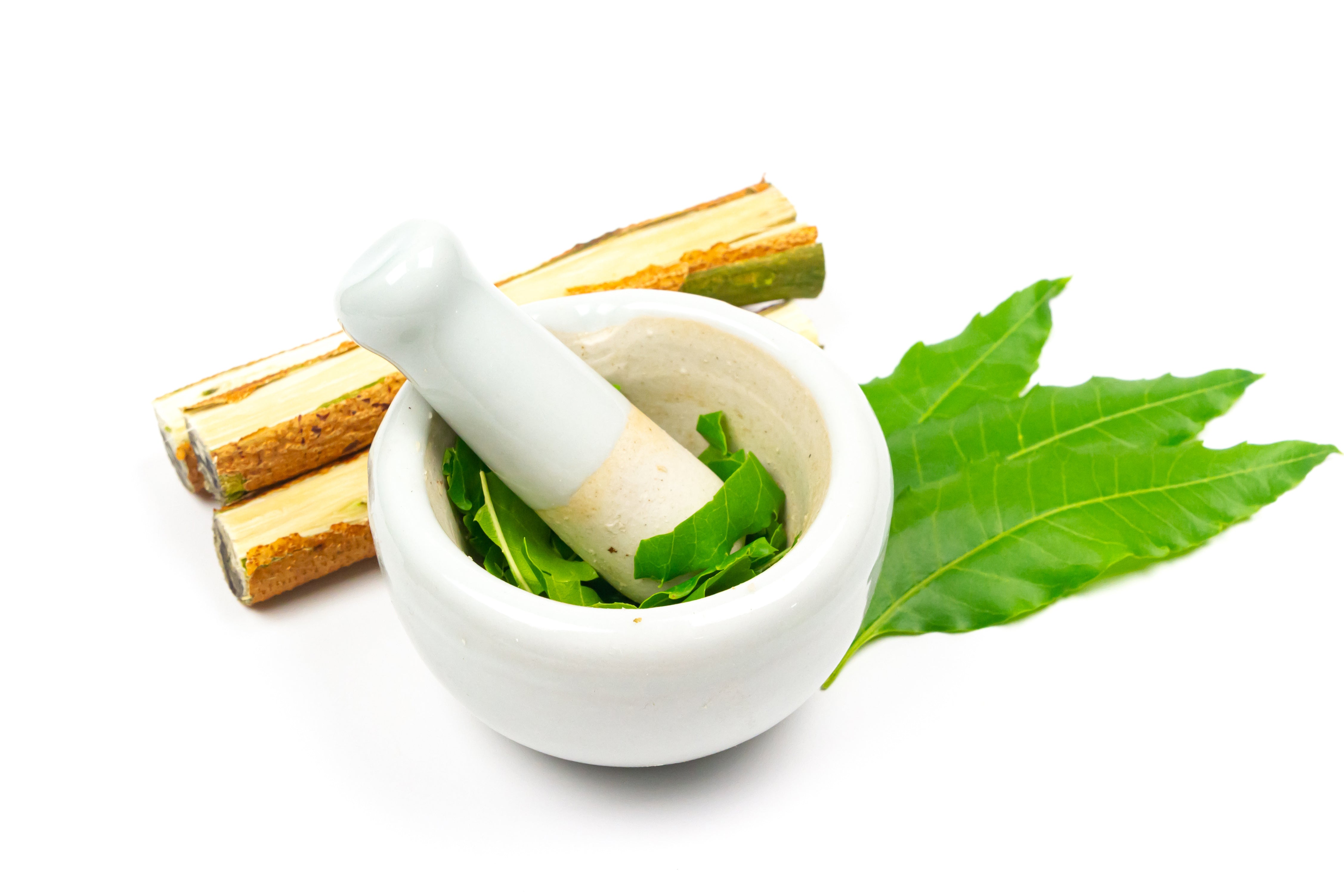 Neem Blätter in Mörser für Hyperoil